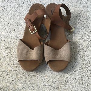 Clarks Collection Womens Open Toe Wedge Heel Tan Brown Sandal size 11 US